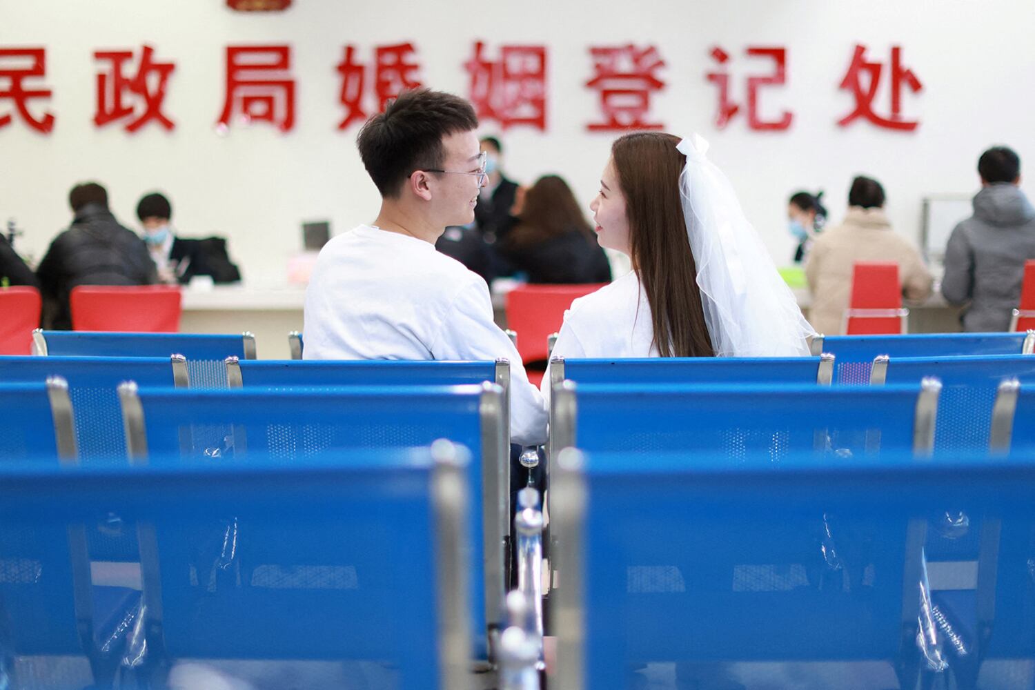 China sees sharp drop in marriages amid economic downturn