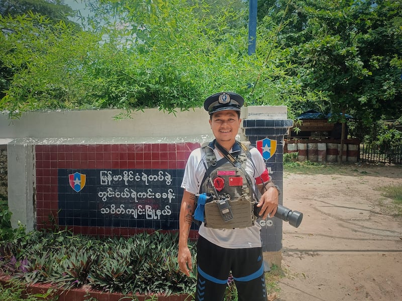 သပိတ်ကျင်းမြို့နယ်ရှိ ရှေ့တန်းစစ်မြေမြင်မှာ မှတ်တမ်းတင်ရိုက်ကူးနေသည့် ကိုမင်းခန့်ကျော်အား တွေ့ရစဉ်။ (Photo : Facebook / Min Khant Kyaw)