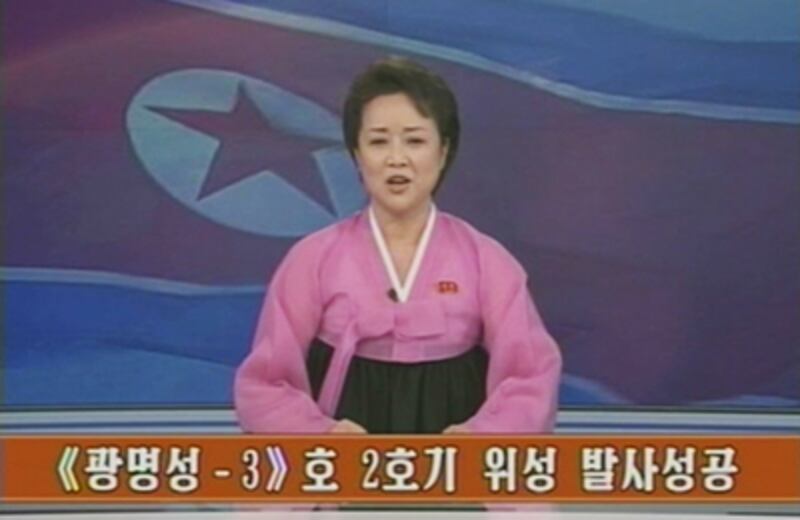 북한 조선중앙TV 아나운서가 특별방송에서 광명성 3호 2호기 위성의 발사가 궤도 진입에 성공했다고 발표하고 있다.