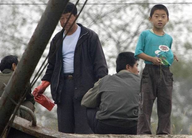 북한의 한 어린이가 영문 글자가 새겨진 옷을 입고 있다.