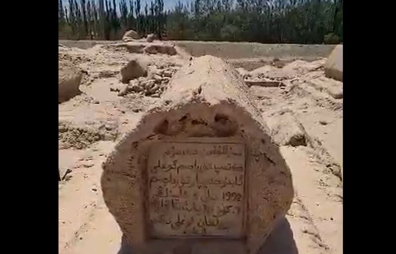 تۈركىيەدە ياشاۋاتقان مۇھاجىر مەمەتتوختى ئىمىن ئاكىنىڭ بۈۋىئانام مازارلىقىدىكى تۇغقانلىرىنىڭ بىرىنىڭ قەبرىسى. 2017-يىلى قەشقەر توققۇزاق.