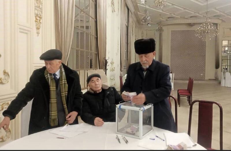 قىرغىزىستان ئۇيغۇرلىرى تۈركىيەدىكى يەر تەۋرەشتە ئېغىر تالاپەتكە ئۇچرىغان تۈرك قېرىنداشلىرىغا ياردەم قىلىش ئۈچۈن ئۇيۇشتۇرغان مارافونچە خەير-ساخاۋەت پائالىيىتىدىن كۆرۈنۈش. 2023-يىلى فېۋرال.