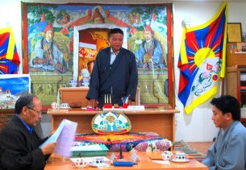 图片： 议长边巴次仁在会议上发言。 （记者丹珍拍摄）