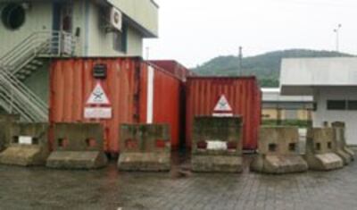 Gần đây, toàn bộ lô hàng mới được thu gom bảo quản trong container và được cảnh báo là rất độc. Courtesy vtc.