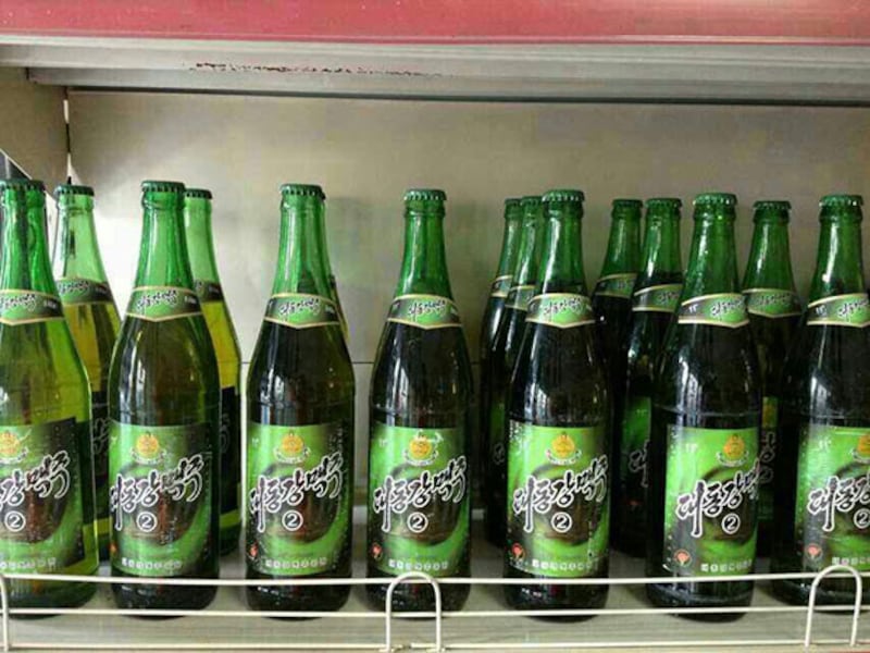 중국 식품점 판매대에 진열된 북한 대동강 맥주.	RFA PHOTO/김준호