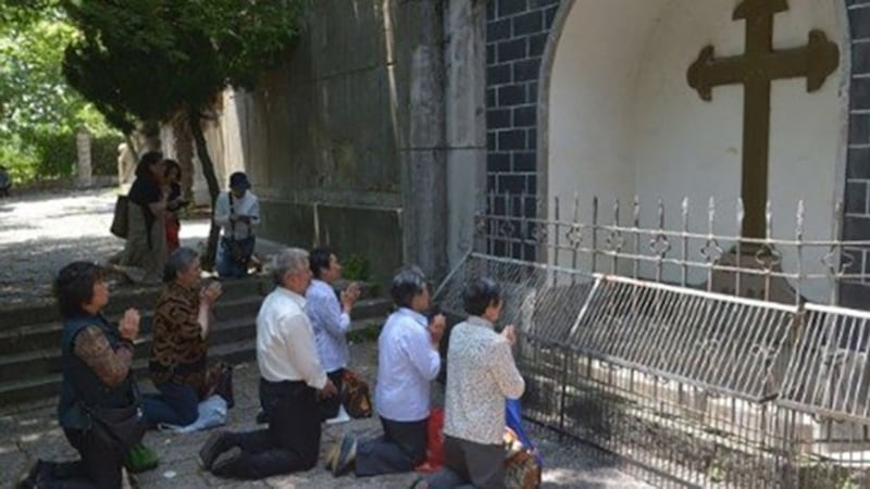 天主教徒在上海佘山的圣母大殿外祈祷。（Vatican News）