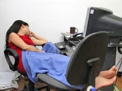 Một kiểu ngủ trưa tại văn phòng . (Hanoitranserco.com)