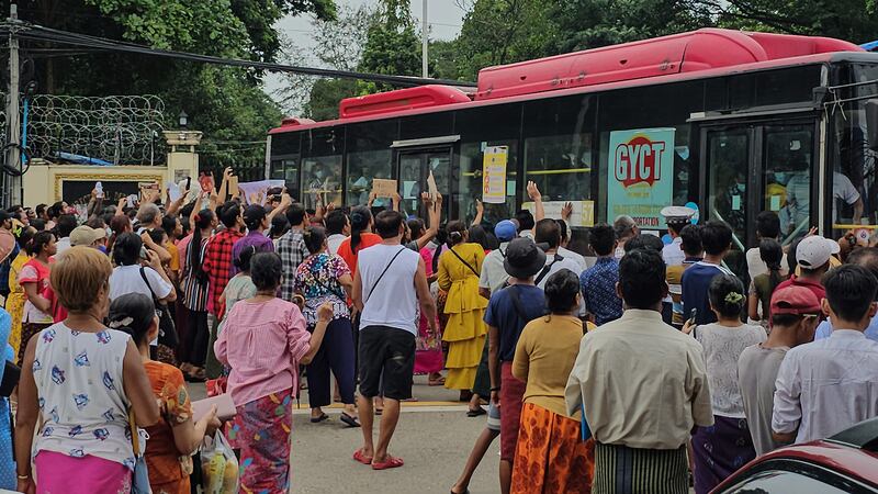 စစ်ကောင်စီရဲ့ လွတ်ငြိမ်ချမ်းသာခွင့်နဲ့ ၂၀၂၃ ခုနှစ် ဩဂုတ်လ ၁ ရက်နေ့က ပြန်လွတ်လာသူတွေကို ရန်ကုန်တိုင်း၊ အင်းစိန်အကျဉ်းထောင်ရှေ့မှာ လာရောက်ကြိုဆိုနေတာကို တွေ့ရစဉ်။ (Photo : RFA)