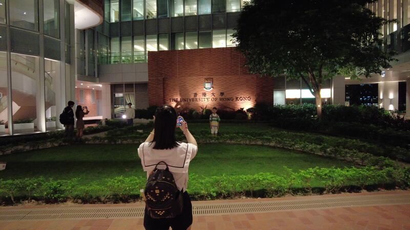 不少中國遊客參考「特種兵」式旅遊,港大百周年廳打卡。