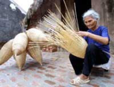 OldWomanBamboo200.jpg