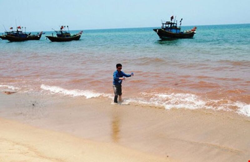 Đã phát hiện một vệt nước màu đỏ gạch dài khoảng 1,5 km ở bờ biển thuộc xã Nhân Trạch, huyện Bố Trạch, tỉnh Quảng Bình bắt đầu từ ngày 4 tháng 5 vừa qua và bị nghi ngờ là do thủy triều đỏ.