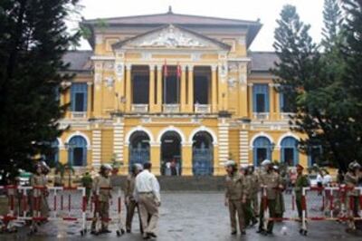 Policemen-Guard-Courthouse-305.jpg