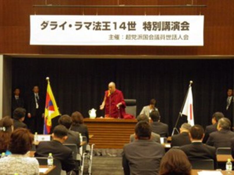 图片：正在日本访问的西藏精神领袖达赖喇嘛13号首次到日本国会内的参议员会馆发表演讲。（南洲摄）
