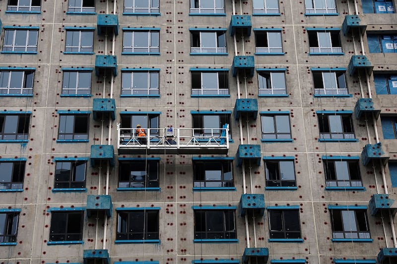 北京一名工人在住宅楼建筑工地工作(路透社)