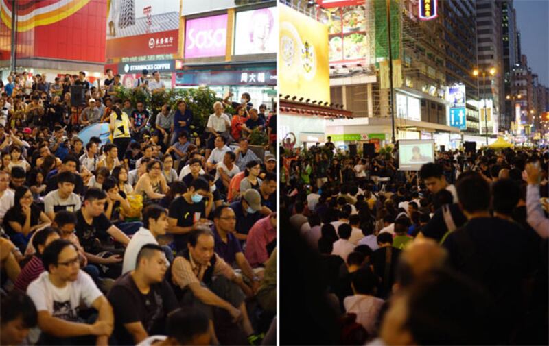 2014年10月21日，旺角彌敦道佔領區群眾週二傍晚收看學聯與政府對話會的電視直播。 （粵語部記者李建軍拍攝）