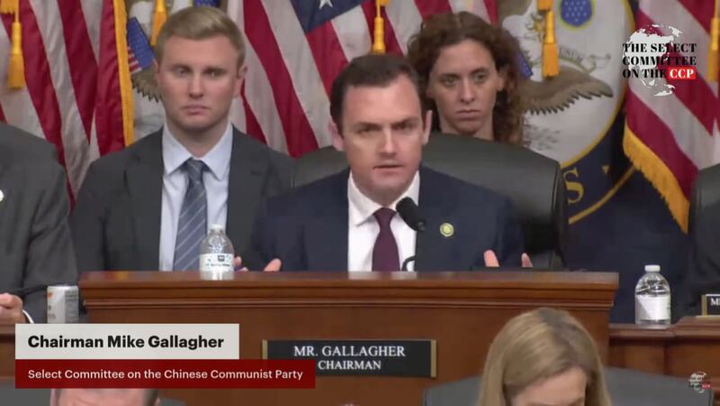 ئامېرىكا دۆلەت مەجلىسى قارمىقىدىكى ئامېرىكا-خىتاي ئىستراتېگىيەلىك رىقابەت پەۋقۇلئاددە كومىتېتى رەئىسى، ئاۋام پالاتا ئەزاسى مايك گاللاگېر (Mike Gallagher) ئەپەندى سۆز قىلماقتا. 2023-يىلى 26-ئىيۇل، ۋاشىنگتون.
