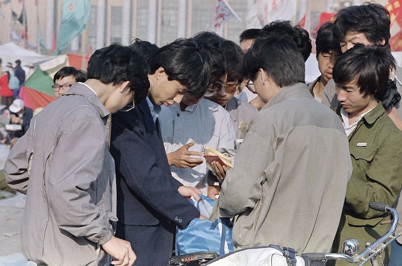 1989年5月23日,学生在天安门广场排队领取早餐面包。(美联社)