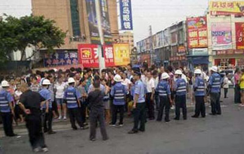東莞數百名電子廠工人周四（8月30日）上街遊行抗議，被大批警察和治安員阻止。（居民張先生提供）