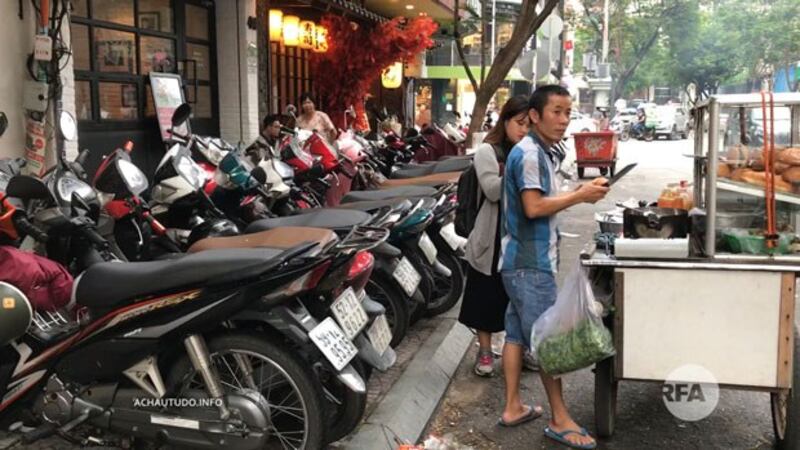Vỉa hè đường Đông Du, quận 1 bị xe gắn máy lấn chiếm trở lại. 