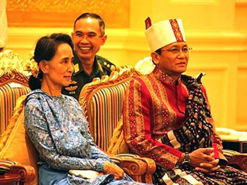Myanmar's Foreign Minister Aung San Suu Kyi (L) and Vice President Henry Van Thio attend the transfer-of-power ceremony in Naypyidaw, March 30, 2016. Credit: RFA.
