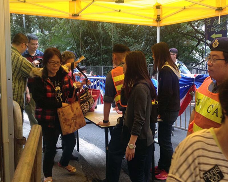 2015年3月15日,禮賓府門外保安嚴密,市民進入前需檢查隨身物。(任吉攝)