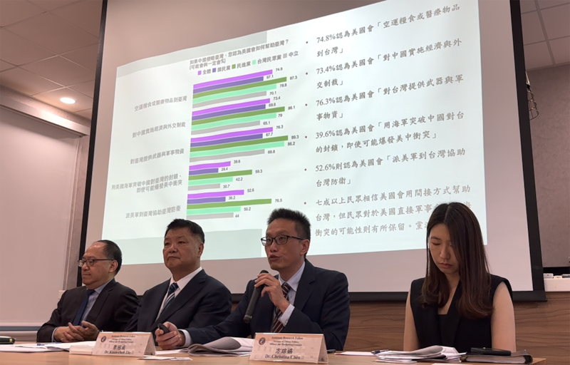 台湾的国防安全研究院中共政军所助理研究员方琮嬿(右一)(记者夏小华摄)