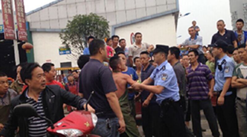 市場管理方南京雨潤集團毆打罷工人士。(相片由知情人提供)