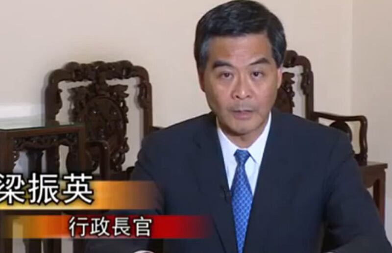 2014年9月29日，香港特首梁振英凌晨發表電視講話，呼籲佔中示威者儘快和平散去。(香港政府新聞網)
