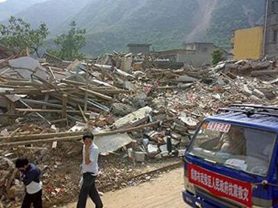 图片:平通镇垮塌的一片房屋(记者林迪)