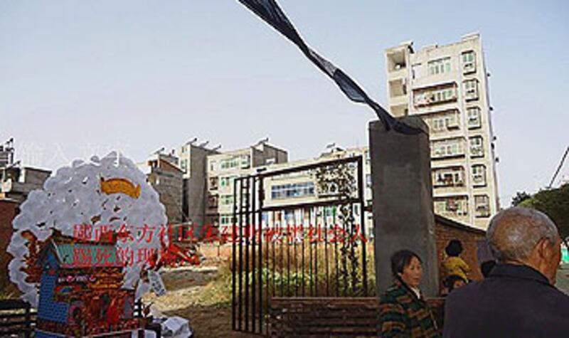 11月2日，湖北省鄖西縣東方社區村民朱建明，阻工期間被毆打致死，家人在現場擺放花圈悼念。（由六四天網提供）