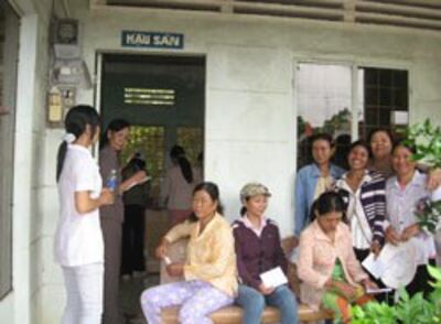 Trạm y tế xã Bảo Vinh đã tổ chức khám bệnh miễn phí và phát thuốc ngừa thai cho 200 phụ nữ