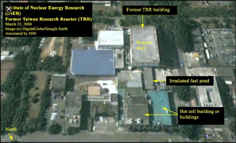 图为台湾行政院原子能委员会核能研究所卫星图。图上方灰色建筑物即台湾研究用重水式反应器（TRR）的原址。（Google Earth, 2004）