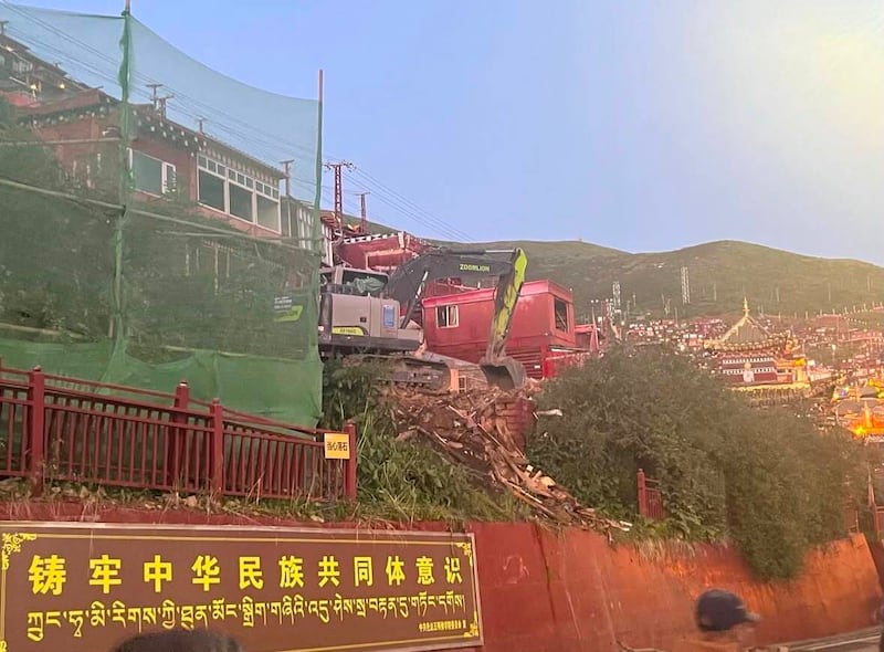 བོད་ཀྱི་གསེར་རྟ་བླ་རུང་སྒར་དུ་གྲ་ཤག་མུ་མཐུད་གཏོར་བཞིན་ཡོད་པ་དང་དགེ་འདུན་པ་གཅིག་གར་སོང་ཆ་མེད་དུ་གྱུར་འདུག