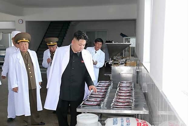 북한 김정은 국방위원회 제1위원장이 인민군 '2월20일공장'을 현지지도하고 있다. 이 공장은 간장, 된장, 맛내기(조미료), 기름, 당과류 등을 만들어 군인들에게 공급하는 식료품가공공장이다.