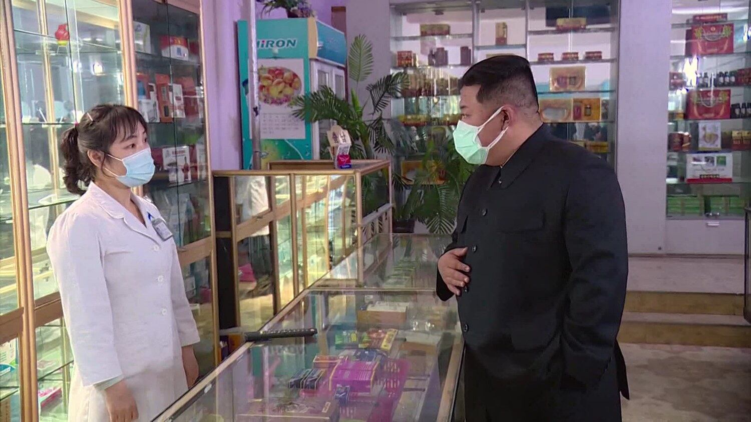 김정은 북한 국무위원장이 지난 15일 신종 코로나바이러스 감염증(코로나19) 관련 비상협의회를 연 뒤 평양 시내 약국들을 직접 시찰했다고 16일 조선중앙TV가 보도했다. 김 위원장이 마스크를 두 장 겹쳐쓰고 약국을 둘러보고 있다.