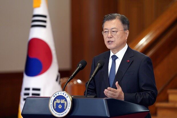 문재인 한국 대통령이 3일 오전 청와대에서 2022년 신년사를 하고 있다.