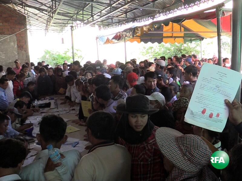 ពលរដ្ឋ​ចុះ​ឈ្មោះ​បោះឆ្នោត​នៅ​ការិយាល័យ​សង្កាត់​ប៉ោយប៉ែត ក្រុង​ប៉ោយប៉ែត ខេត្ត​បន្ទាយមានជ័យ រសៀល​ថ្ងៃ​ទី​២៩ ខែ​វិច្ឆិកា ឆ្នាំ​២០១៦។ RFA/Hum Chamroeun