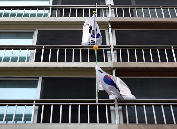 현충일에 서울의 한 아파트 단지에 걸린 태극기.