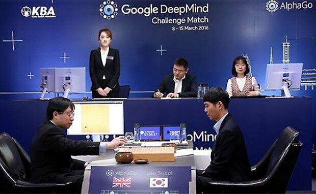 이세돌 9단(오른쪽)이 지난 2016년 3월 15일 서울 종로구 포시즌스 호텔 특별 대국장에서 열린 '구글 딥마인드 챌린지 매치' 구글 인공지능 바둑 프로그램 '알파고'와의 5번기 제5국 맞대결을 펼치고 있다.
