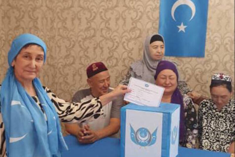 ئوتتۇرا ئاسىيادىكى ئۇيغۇر جامائىتى ئارىسىدا كەڭ تونۇلغان ۋەتەنپەرۋەر ئۇيغۇر پائالىيەتچى، ئۇيغۇر مەدەنىيىتىنىڭ غەمگۇزارى مەرھۇمە نەسىردىنوۋا ئىززەتبۈۋى ئامىردىن قىزى د ئۇ ق نىڭ ۋەكىللەر سايلىمىدا بىلەت تاشلىماقتا.
