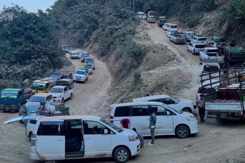 ထို့ကော်ကိုး - ဒုံးကျည်တောင် - နဘူး မြေသားလမ်းပိုင်းပေါ်မှ မော်တော်ယာဉ်များအား ၂၀၂၃ ခုနှစ် ဒီဇင်ဘာလ ၂၁ ရက်နေ့တွင် တွေ့ရစဉ်။ (Photo: Citizen Journalist)
