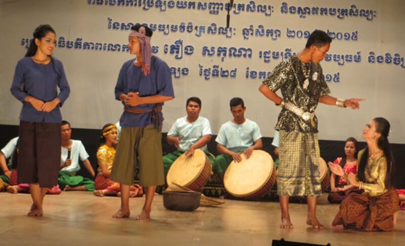 ឈុត​សម្ដែង​ល្ខោន​យីកេ​ក្នុង​រឿង «មាយើង» នៅ​សម័យ​ប្រឡង​យក​សញ្ញាប័ត្រ​ស្នាតកបត្រ​សិល្បៈ (បាក់ឌុប) ឆ្នាំ​២០១៥ កាល​ពី​ថ្ងៃ​ទី​៣ សីហា ឆ្នាំ​២០១៥។
