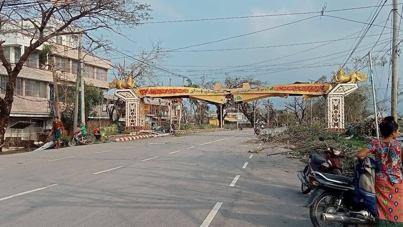မိုခါမုန်တိုင်းဒဏ်ကြောင့် ပျက်စီးသွားသည့် စစ်တွေမြို့အဝင် မုခ်ဦးအား ၂၀၂၃ ခုနှစ်၊ မေလ ၁၅ ရက်နေ့က တွေ့ရစဉ်။ (Photo: U San Myat Shwe)