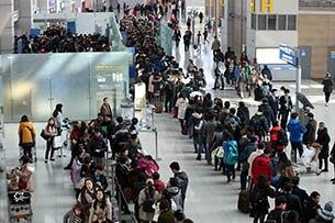 설날을 일주일여 앞둔 12일 오전 영종도 인천국제공항 출국장이 여행객들로 붐비고 있다.