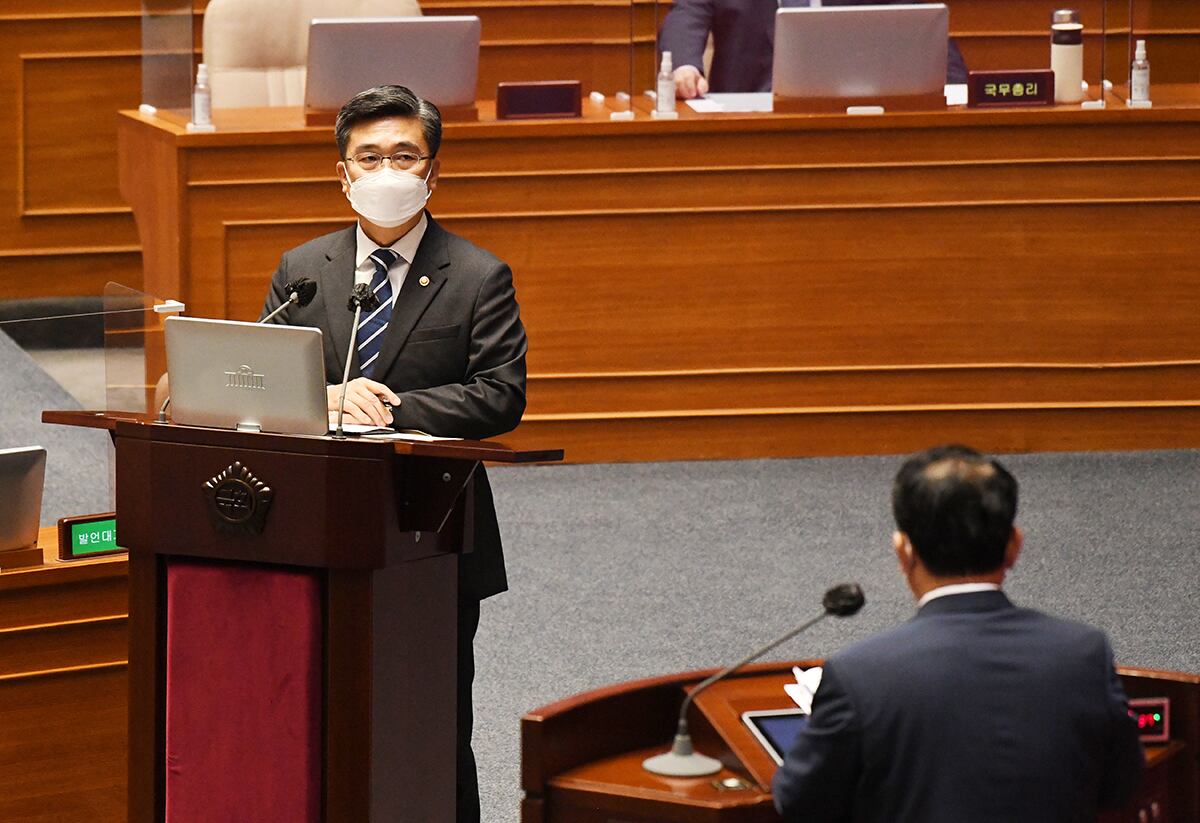 서욱 국방부 장관이 14일 국회 본회의장에서 열린 제391회 정기회 외교·통일·안보에 관한 대정부질문에서 질문에 답변하고 있다.