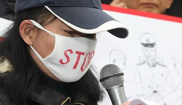 지난 2012년 서울 종로구 효자동 중국대사관 앞에서 열린 북한인권단체들의 탈북자 강제북송중지 촉구 기자회견에서 요덕수용소에서 수감생활을 한 뒤 재탈북에 성공한 한 탈북자가 마스크를 쓰고 증언하고 있다.