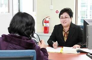 북한인권침해신고센터에서 한 북한이탈주민이 북한 정권으로부터 받은 인권침해에 대해 상담을 하고 있다.