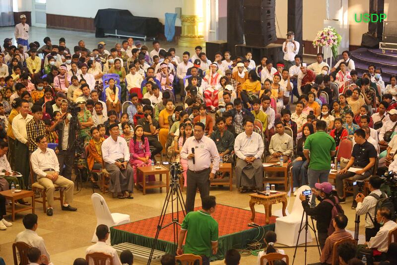 ရန်ကုန်မြို့ MCC ခန်းမ၌ ပြုလုပ်သည့် ကြံ့ခိုင်ဖွံ့ဖြိုးရေးပါတီ လူငယ်တွေ့ဆုံပွဲ အခမ်းအနားအား ၂၀၂၃ ခုနှစ် ဖေဖော်ဝါရီလ ၂၅ ရက်နေ့က တွေ့ရစဉ်။ (Photo: Union Solidarity and Development Party)