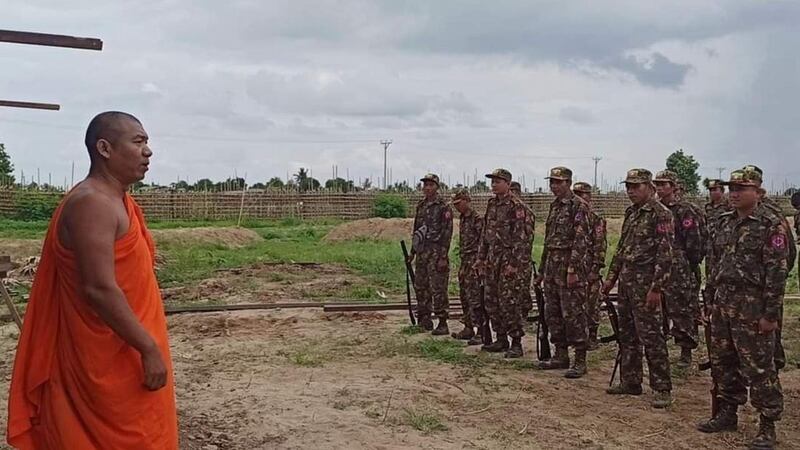 ပျူစောထီးခေါင်းဆောင် မဘသ ဆရာတော် ဦးဝါသဝနှင့် ပြည်သူ့စစ်တပ်ဖွဲ့ဝင်များအား တွေ့ရစဥ်။ (Photo: Citizen Journalist)