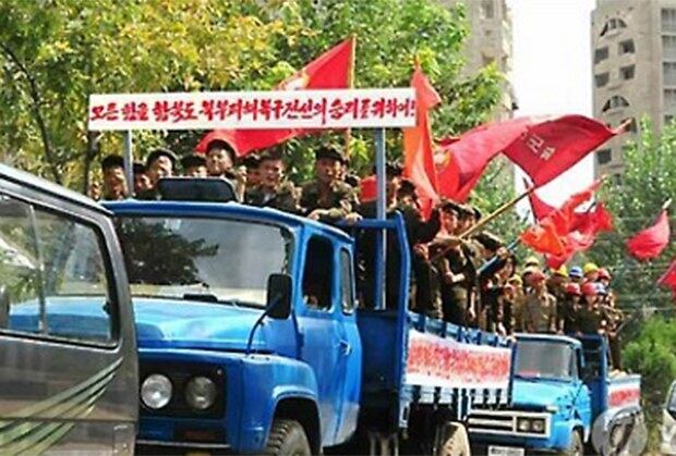 함경북도 지역 수해 복구현장으로 향하는 돌격대원들.